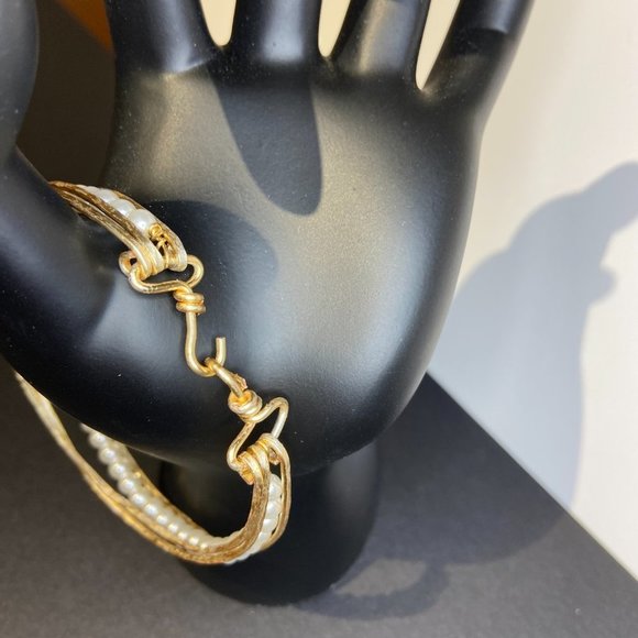 Exquisite hammered gold tone wire with glass pearl strand four band bracelet - Picture 4 of 5